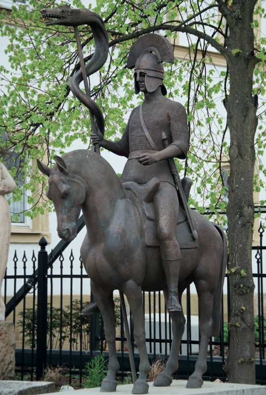 Bronzeplastik des heiligen St. Georg von Hanspeter Widrig. Die Arbeit steht in der Ortsmitte von Hohengüßbach bei Coburg.