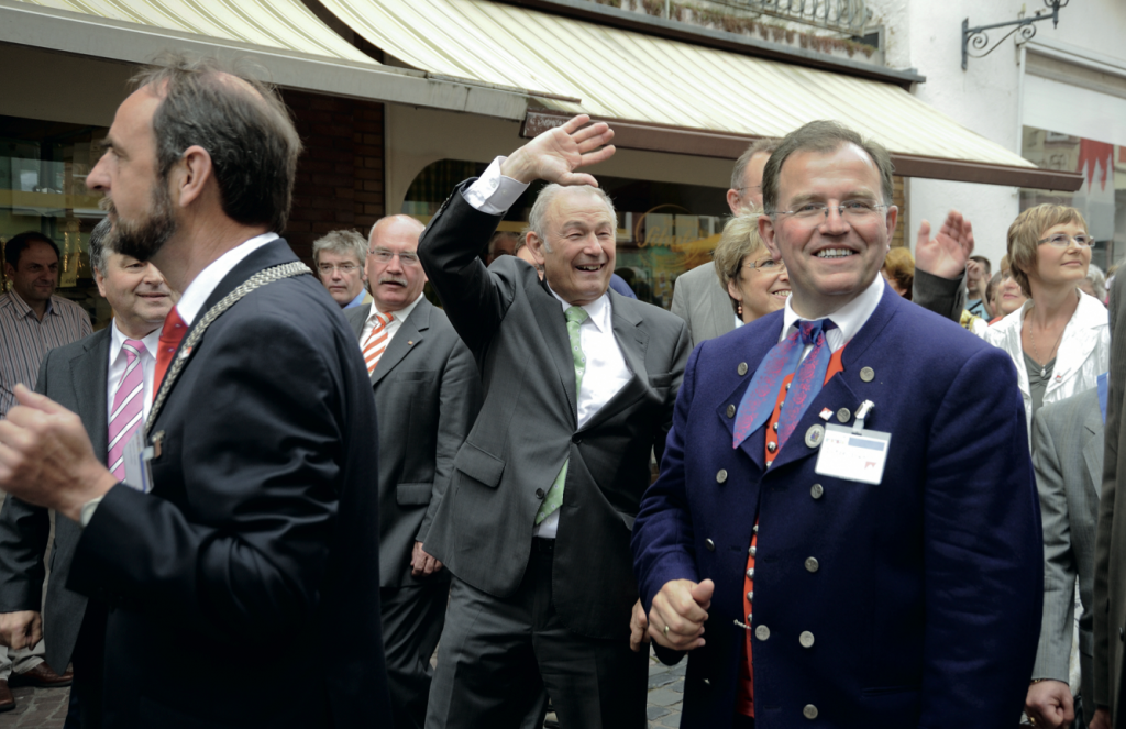 Tatsächlich schon der zweite Franke im Amt des Bayerischen Ministerpräsidenten, Günter Beckstein, beimTag der Franken 2008 in Miltenberg in Begleitung des Bezirkstagspräsidenten von Unterfranken, Erwin Dotzel (r).