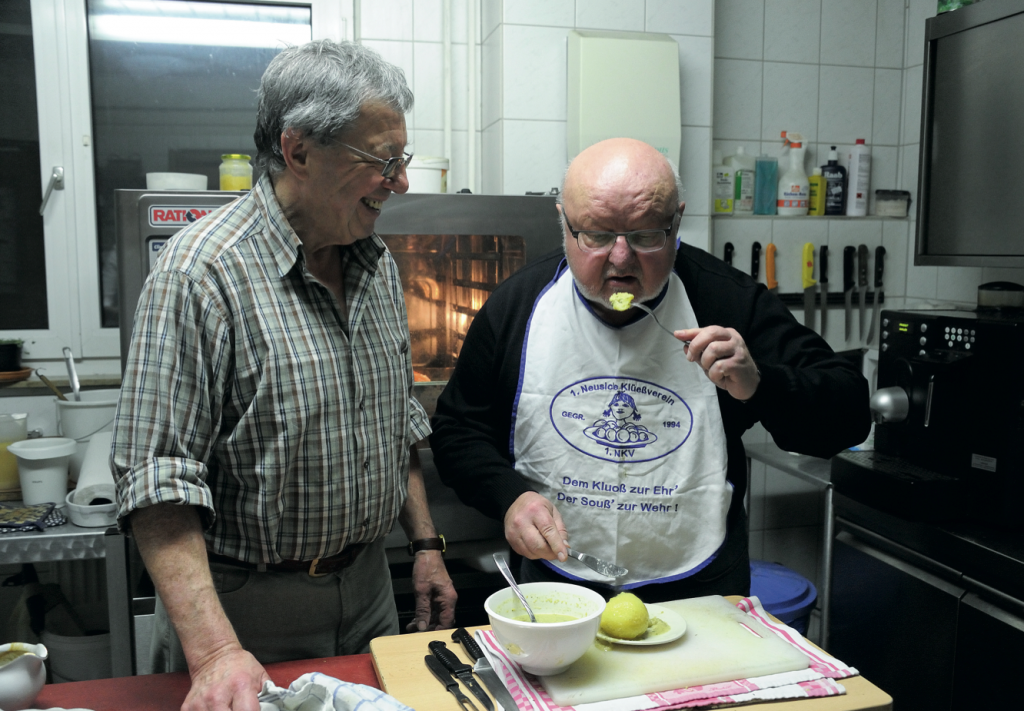 Die Prüfung fränkischer Klueß darf natürlich nur von echten Fachleuten, wie sie sich im 1. Fränkischen Klueßverein in Neuses bei Kronach zusammengeschlossen haben, vorgenommen werden.