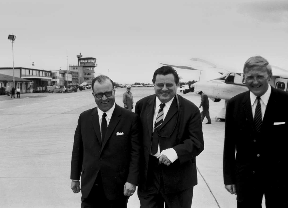 Der damalige Verteidigungsminister Franz-Josef Strauß bei seiner Ankunft in Nürnberg, Fotografie von 1962