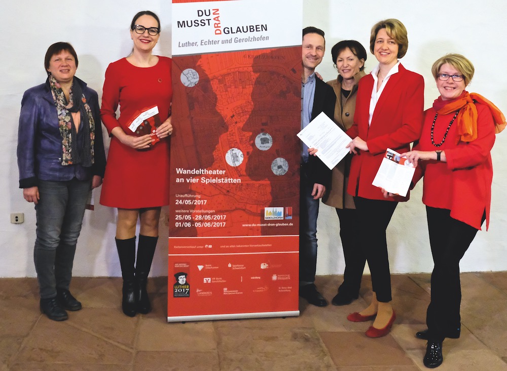 Vorstellung des Theaterprojektes im Rathaus von Gerolzhofen: (von links) Sabine Wolf, Vors. des hist. Vereins, Silvia Kirchhof, Künstl. Leit. des kleinen Stadttheaters und Regisseurin des Stücks, Thorsten Wozniak, Gerolzhofens Bürgermeister, Christine Bender, stellv. Landrätin des Lkr. Schweinfurt, Anja Weisgerber, MdB/CSU, und Beate Glotzmann, Leiterin der Touristinformation und Projektleiterin
