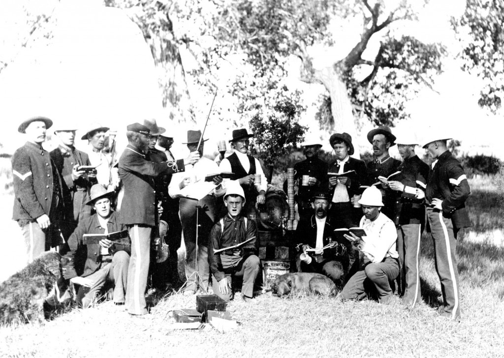 Deutscher Gesangverein des 22. Infanterie Regiments unter der Leitung von Christian Barthelmeß, dirigierend mit seiner Viola, um 1888.