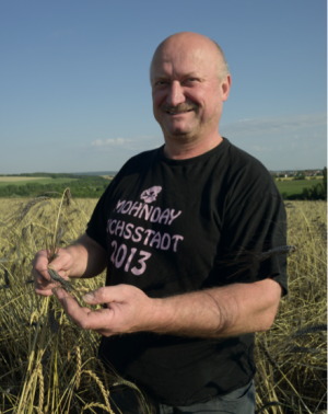 So sieht ein selbstbewußter Landwirt aus. Helmuth Kleinschroth führt bei Gelegenheit auch einmal auf seine Felder und zeigt Emmer