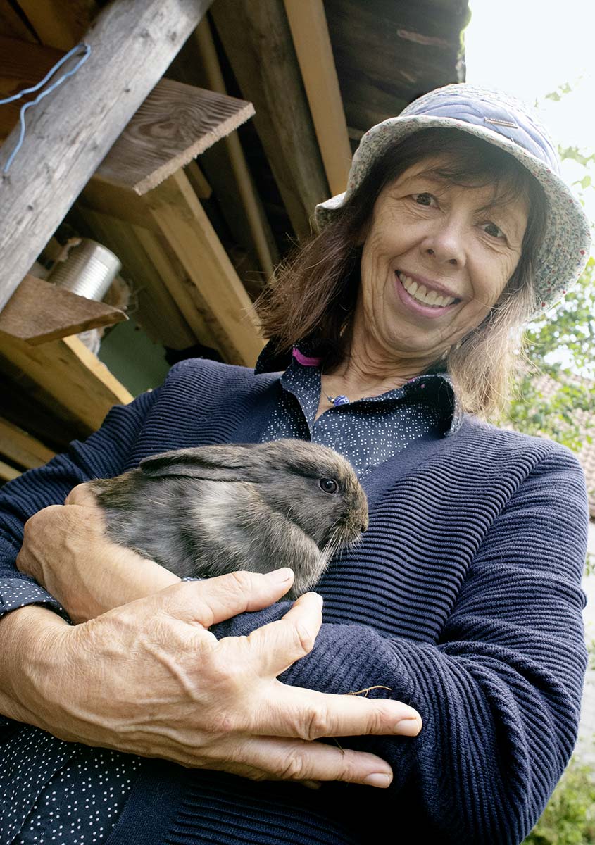 Ulrike Wunderlich mit einem jungen Kaninchen