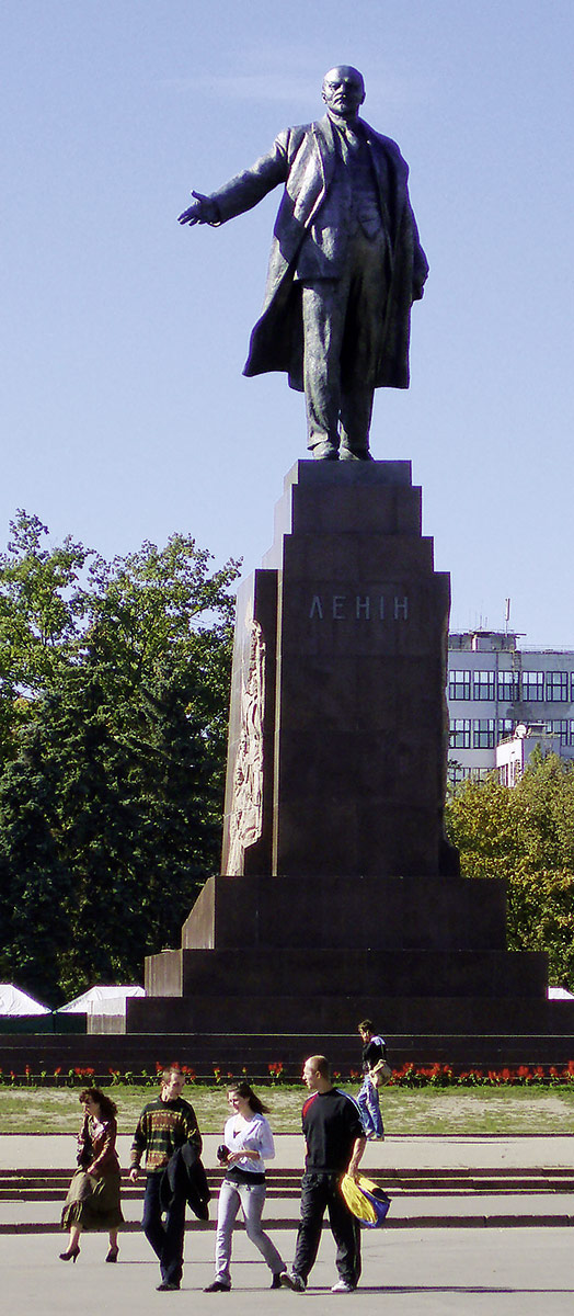 Säulenheilige helfen auch nicht. Lenin-Säule in Charkiw.