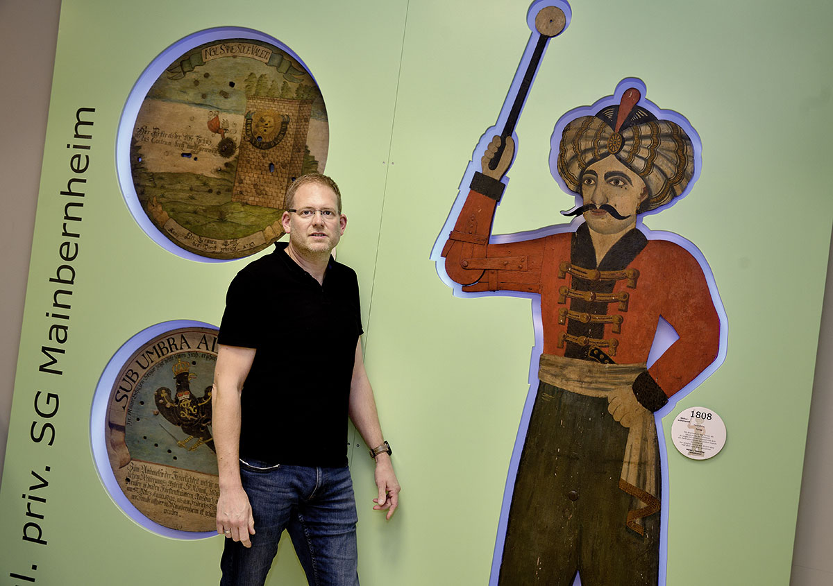 Stefan Klausnitzer mit dem Prunkstück der Schießscheiben-Sammlung.