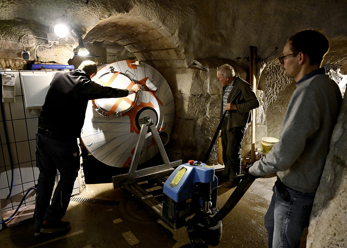 Millimeterarbeit: Der Läuterbottich wird durch die engen Öffnungen des Gängelabyrinths zu seinem Bestimmungsort, dem Sudhaus gezogen.