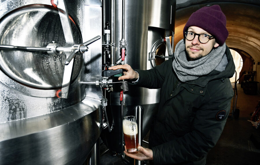 Braumeister Vincenz Schiller mit einem Zwickelbier vom ersten Sud Braumeister Vincenz Schiller mit einem Zwickelbier vom ersten Sud
