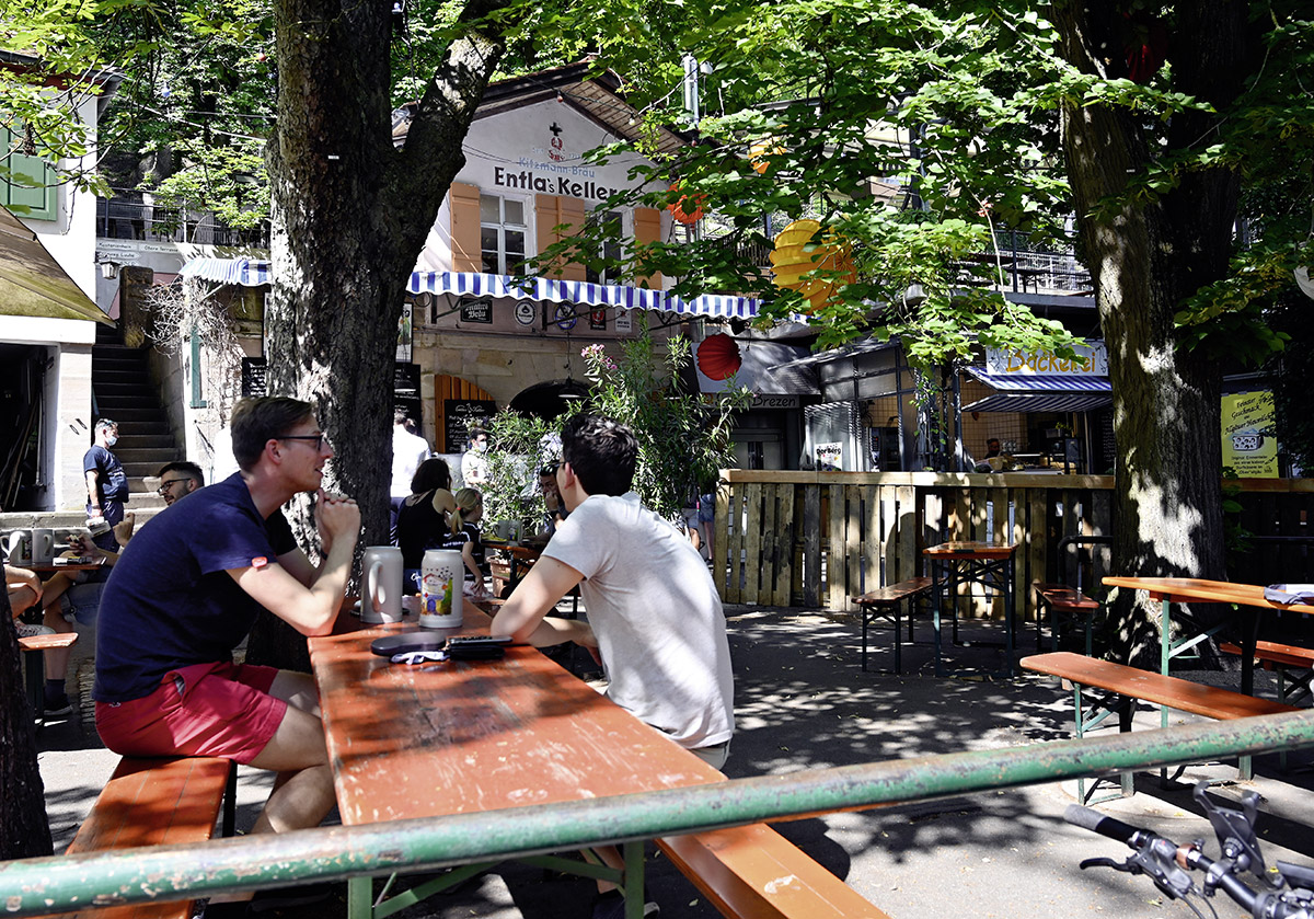 Chillen (so sagt man doch heute) unter uralten Bäumen in Erlangens schönstem Biergarten