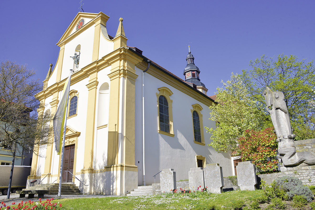 Die Kirche St. Michael – rechts ist noch das Kriegerdenkmal zu sehen.