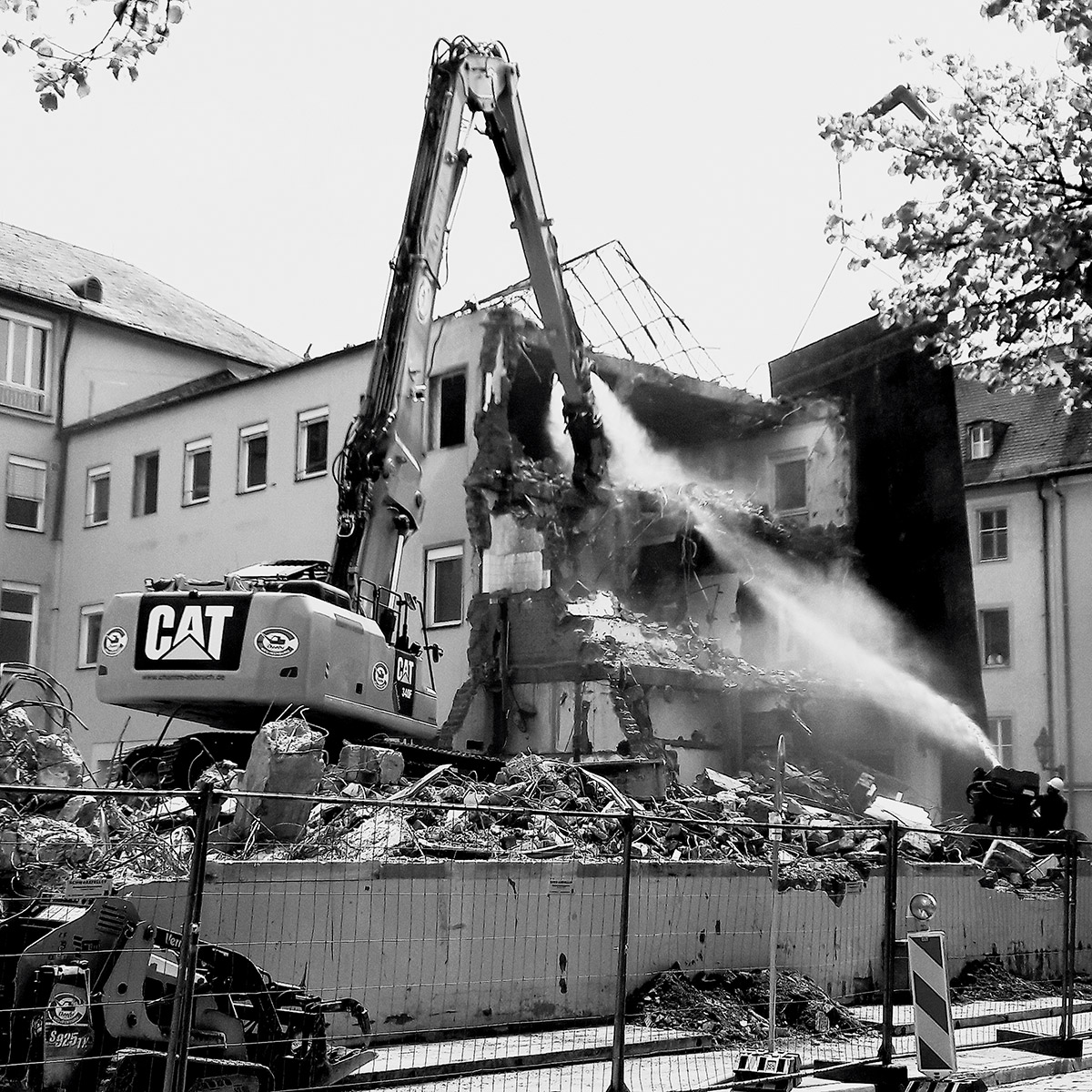 Im wahrsten Sinne: In die Parade gefahren. Abriß der ehemaligen Hauptpost auf dem Paradeplatz in Würzburg