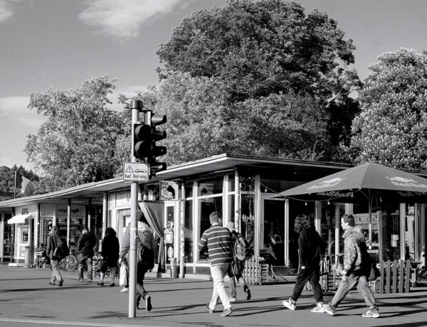 Pavillon-Anlage auf dem Vorplatz des Würzburger Hauptbahnhofs Pavillon-Anlage auf dem Vorplatz des Würzburger Hauptbahnhofs