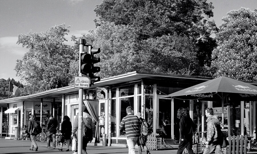 Pavillon-Anlage auf dem Vorplatz des Würzburger Hauptbahnhofs Pavillon-Anlage auf dem Vorplatz des Würzburger Hauptbahnhofs