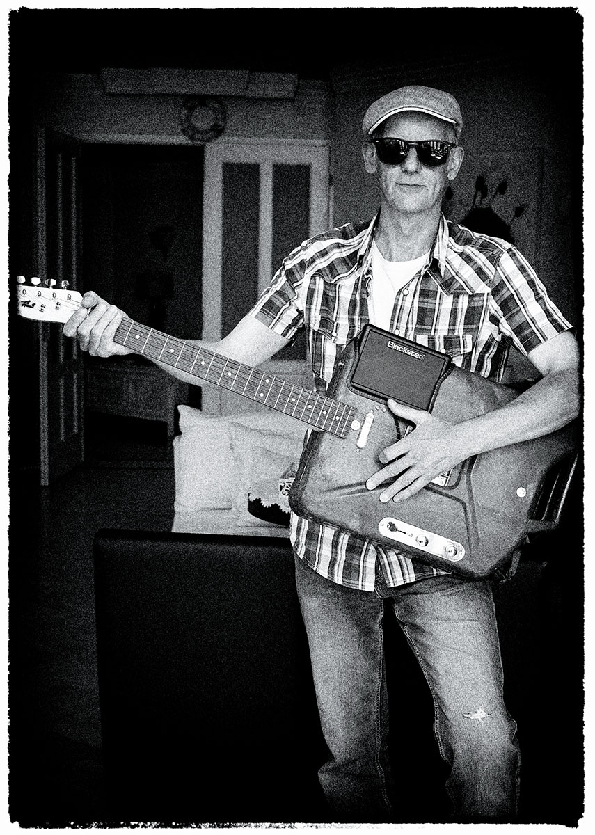 Frank Hebing mit seiner Gitarre aus dem alten Benzinkanister.