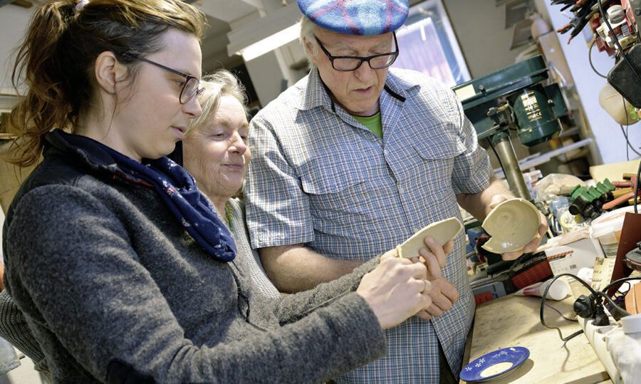 In der Keramikwerkstatt von Edith Memmel (Mitte) in Burgstall kann man lernen, wie sich selbst zerbrochene Teller und Tassen wieder reparieren lassen. In der Keramikwerkstatt von Edith Memmel (Mitte) in Burgstall kann man lernen, wie sich selbst zerbrochene Teller und Tassen wieder reparieren lassen.