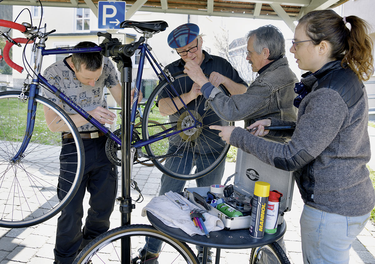 Reparieren statt wegwerfen und neu kaufen spart Geld