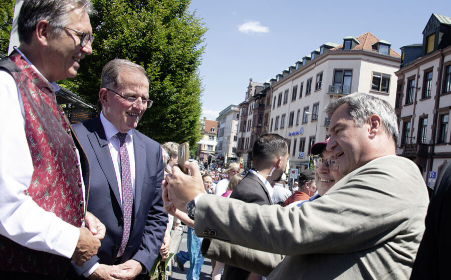 Aschaffenburgs OB Jürgen Herzing (l.) und Unterfrankens Bezirkstagspräsident Erwin Dotzel freuen sich zu früh. Aschaffenburgs OB Jürgen Herzing (l.) und Unterfrankens Bezirkstagspräsident Erwin Dotzel freuen sich zu früh.
