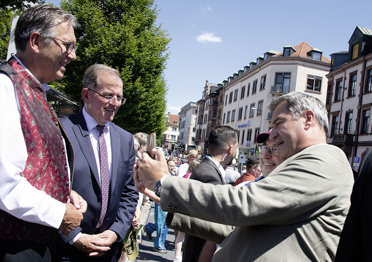 Aschaffenburgs OB Jürgen Herzing (l.) und ­Unterfrankens Bezirkstagspräsident Erwin Dotzel freuen sich zu früh.