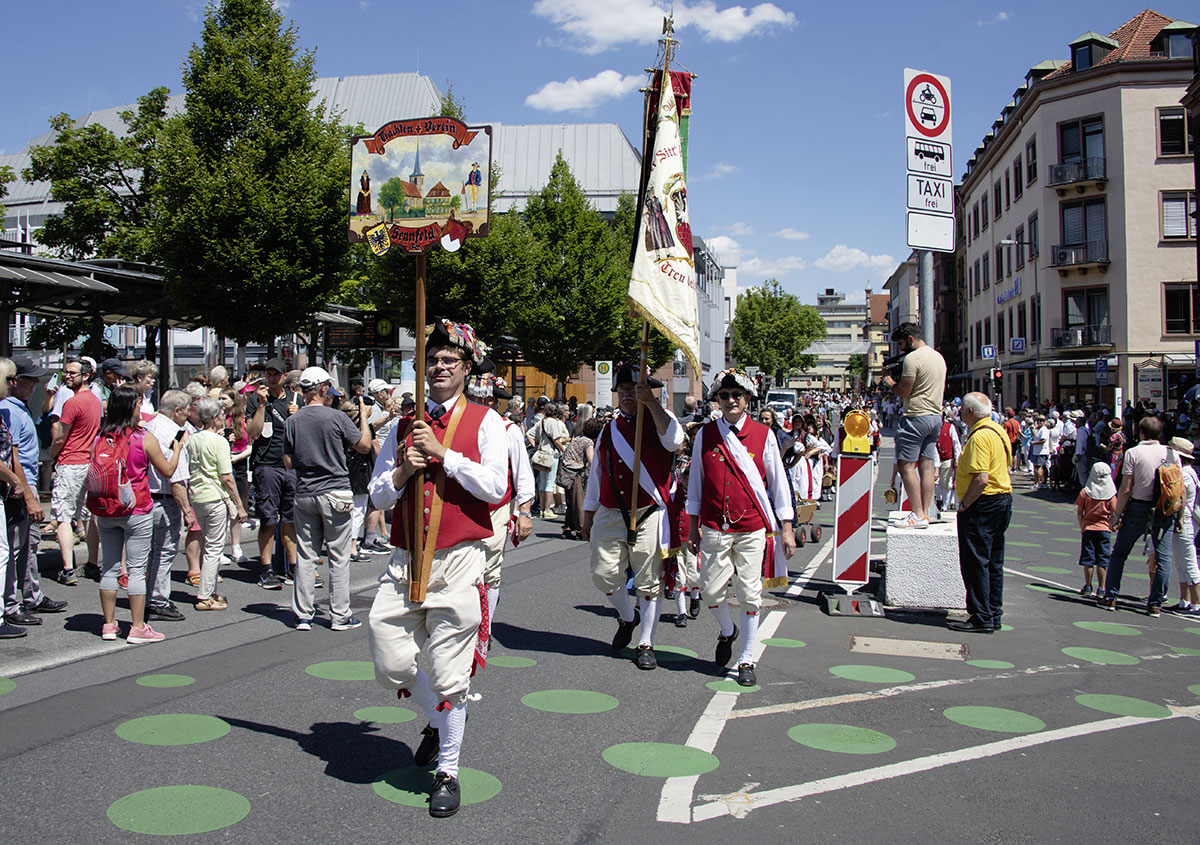 Trachtengruppen und Volksmusikgruppen aus verschiedenen Teilen Frankens (hier ein Trachtenverein aus Sennfeld bei Schweinfurt) „bespassen“ die Gäste des Tages der Franken in Aschaffenburg.