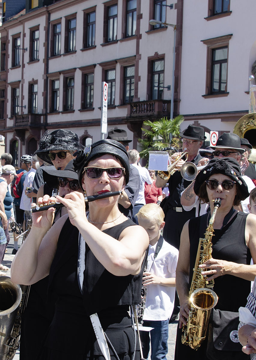 Ein Höhepunkt des Umzuges zum Tag der Franken: Die „March Mellows“ aus Aschaffenburg.