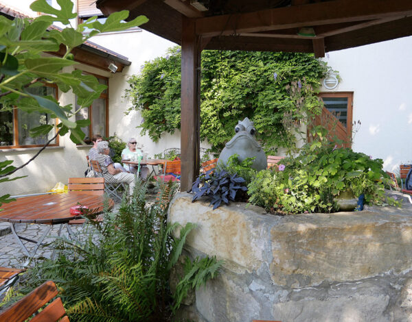 Der Frosch im Biergarten, von dem das Gasthaus aber nicht seinen Namen hat. Der Frosch im Biergarten, von dem das Gasthaus aber nicht seinen Namen hat.