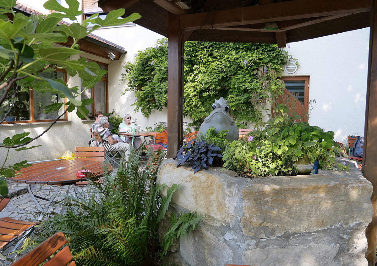 Der Frosch im Biergarten, von dem das Gasthaus aber nicht seinen Namen hat.