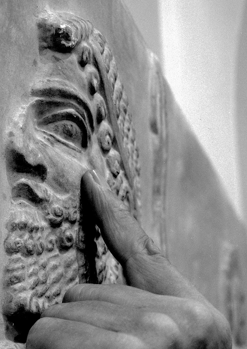 Die Geste hätte auch einen neuassyrischen Tributbringer im Palast Sargon II. (721 – 705 v. Chr.) gut zu Gesicht gestanden.
