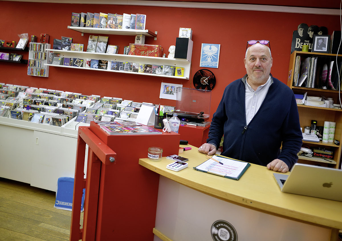 Der Chef Carlo Herrmann, ganz analog hinter der Theke im Bamberger musicland.