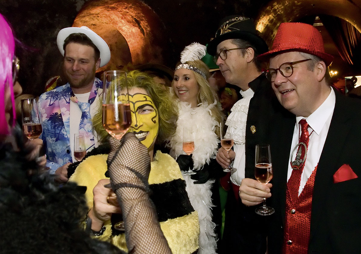 Stilvolles Vorglühen mit exquisitem fränkischen Rosé-Sekt. Im Bild rechts: MdL Volkmar Halbleib, dahinter Würzburgs OB Christian Schuchardt, in der Bildmitte: die Grüne-Biene MdL Kerstin Celina.