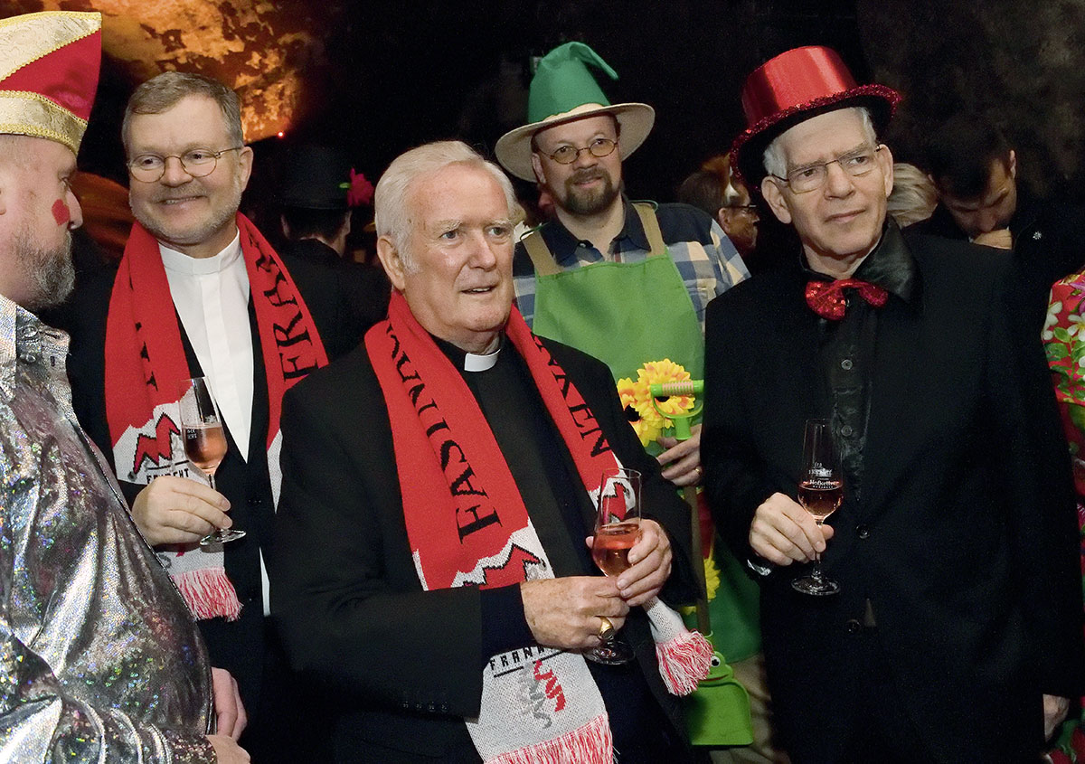 Fastnacht mit Würde: Beispielhaft Friedhelm Hofmann (Mitte), verkleidet als Würzburger Altbischof und Josef Schuster (r), der Präsident des Zentral­rates der Juden in Deutschland