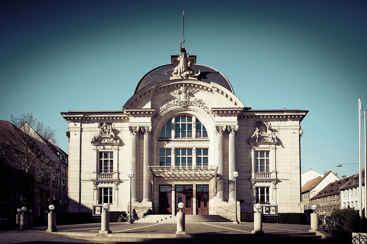 Das Stadttheater Fürth ist allein architektonisch eine gelungene Inszenierung