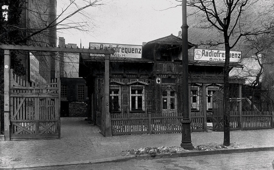 In dieser Berliner Hinterhof-Werkstatt in der Niedstraße 5 begründet Siegmund Loewe im Jahr 1923 sein Unternehmen. In dieser Berliner Hinterhof-Werkstatt in der Niedstraße 5 begründet Siegmund Loewe im Jahr 1923 sein Unternehmen.