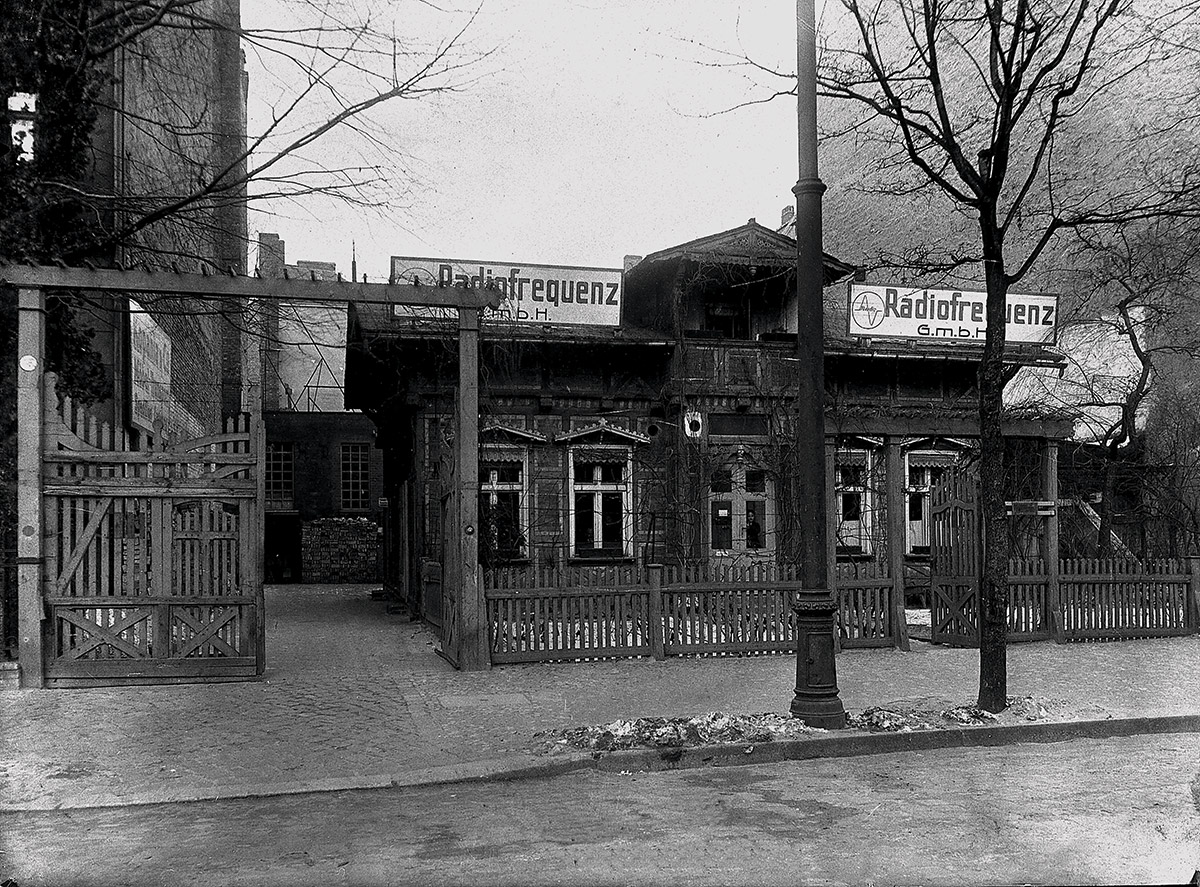 In dieser Berliner Hinterhof-Werkstatt in der Niedstraße 5 begründet Siegmund Loewe im Jahr 1923 sein Unternehmen.
