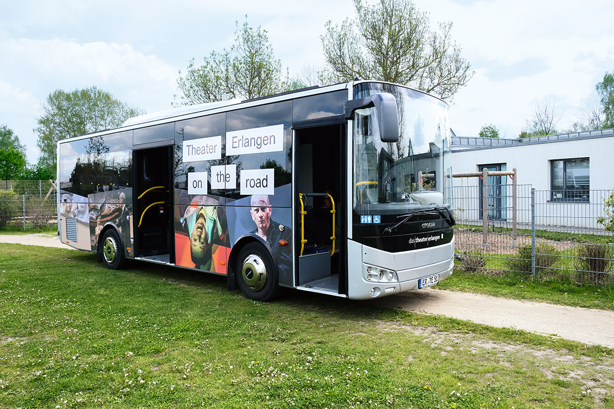 Der Theaterbus „on the road“ zur Einweihungsfeier im Treffpunkt Röthelheimpark Erlangen, Mai 2022