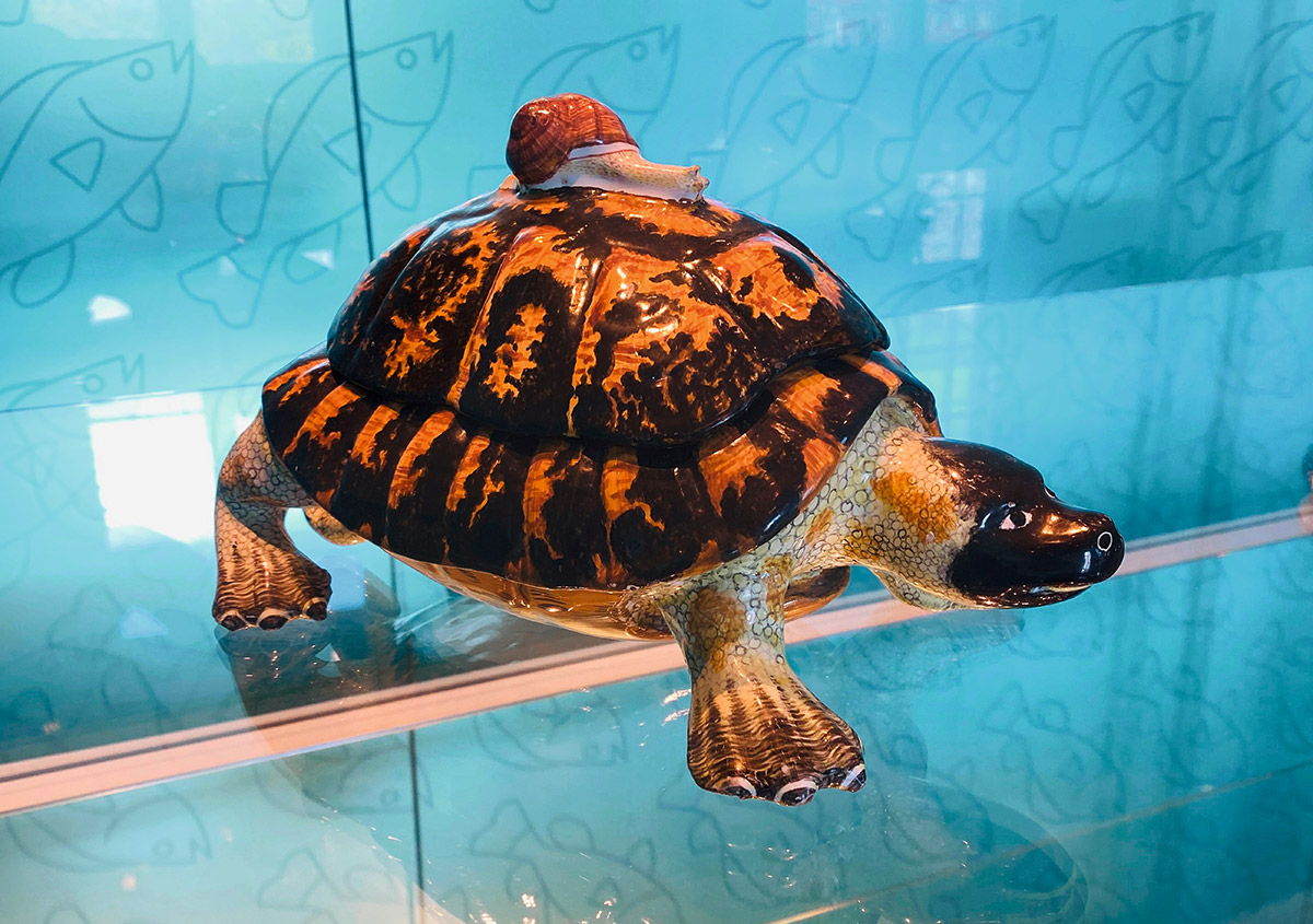Schildkröten zählten damals zum im Wasser lebenden „Fisch“ und durften deshalb in der Fastenzeit gegessen werden. Vielleicht enthielt diese Terrine seinerzeit Schildkrötensuppe … oder doch Kalbsragout?
