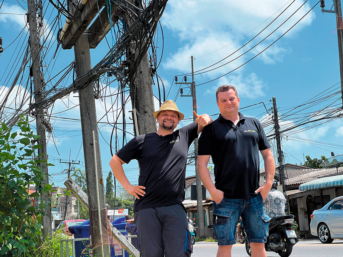 Christian (links) und Maks kämpften sich in Thailand durch ­einen Kabeldschungel.