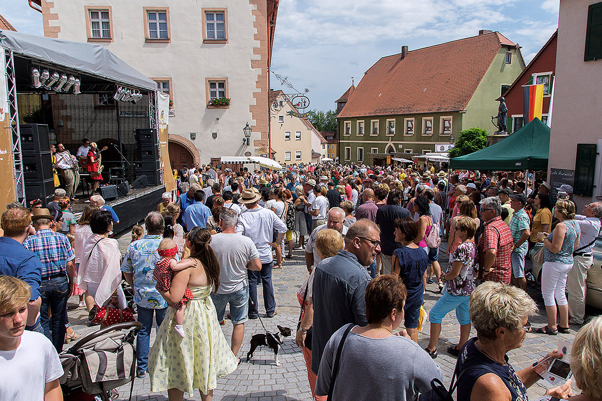 Publikum in der Hauptstraße