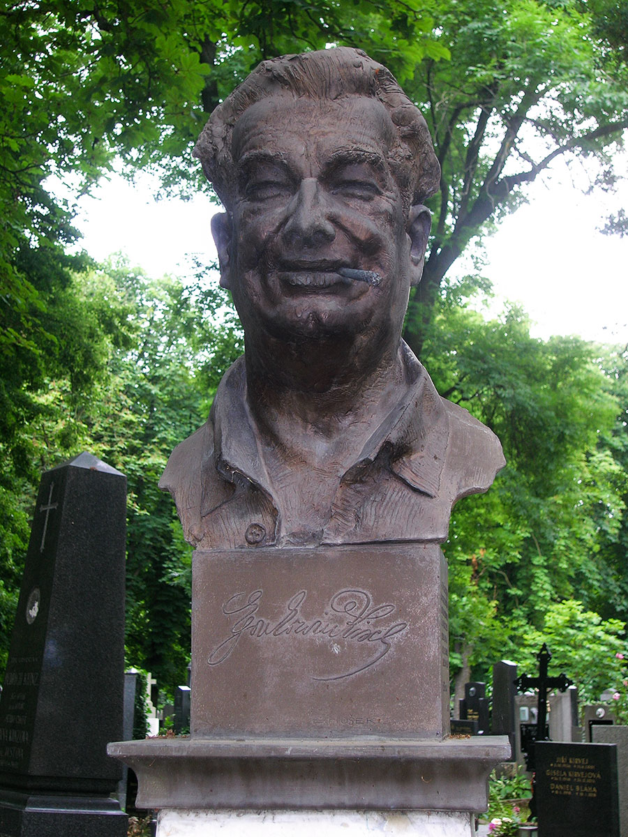 Die Büste von Egon Erwin Kisch auf dem Friedhof Vinorahdy in Prag.
