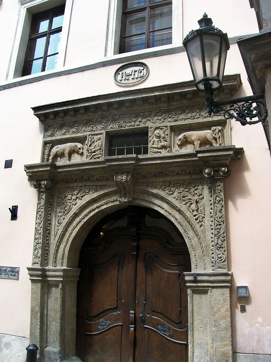 Das Haus zu den zwei goldenen Bären – das Geburtshaus von Egon Erwin Kisch mitten in der Prager Altstadt