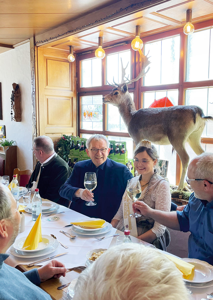 Genaugenommen gibt es im Genussland kaum einen wichtigeren Termin: Die oberfränkische Spargelprinzessin Lena Schaiblein und Landrat Johann Kalb beim traditionellen Spargel­anstich in Hirschaid.