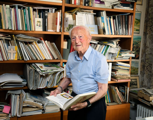 Edmund Zöller vor seinem „Handapparat“, also den Büchern und Unterlagen am Arbeitsplatz die häufig gebraucht werden.