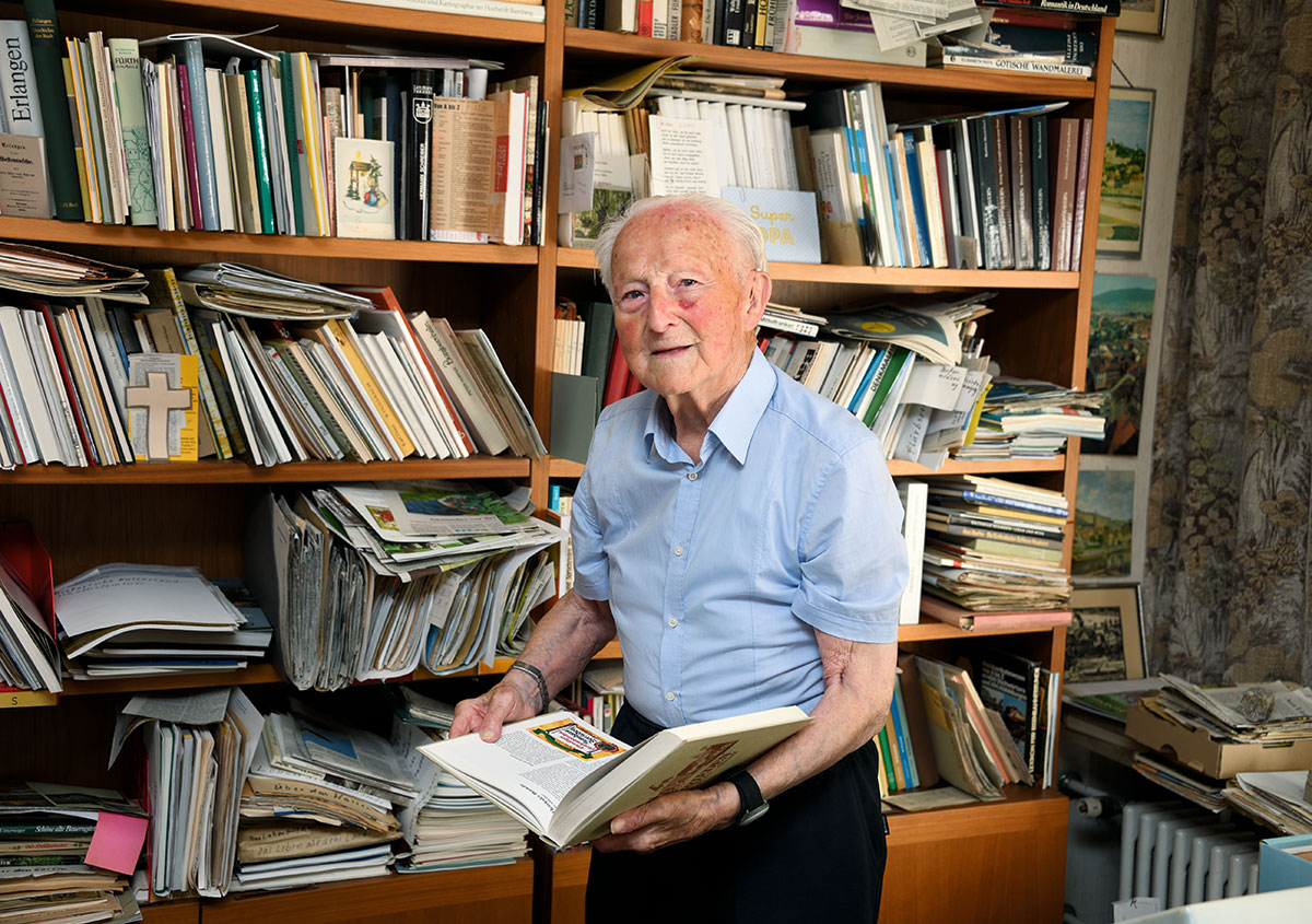 Edmund Zöller vor seinem „Handapparat“, also den Büchern und Unterlagen am Arbeitsplatz die häufig gebraucht werden.