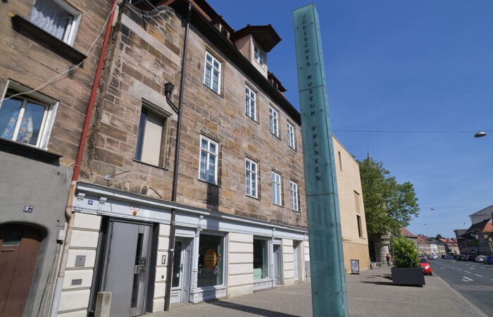 Blick in die Fürther Königstraße und auf das Jüdische Museum Franken mit seinem Alt- und Neubau Blick in die Fürther Königstraße und auf das Jüdische Museum Franken mit seinem Alt- und Neubau