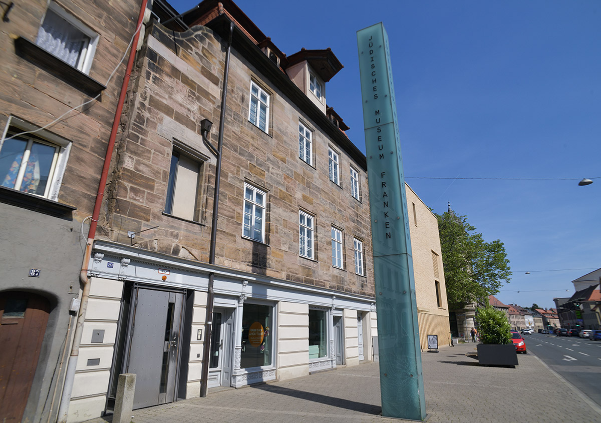 Blick in die Fürther Königstraße und auf das Jüdische Museum Franken mit seinem Alt- und Neubau