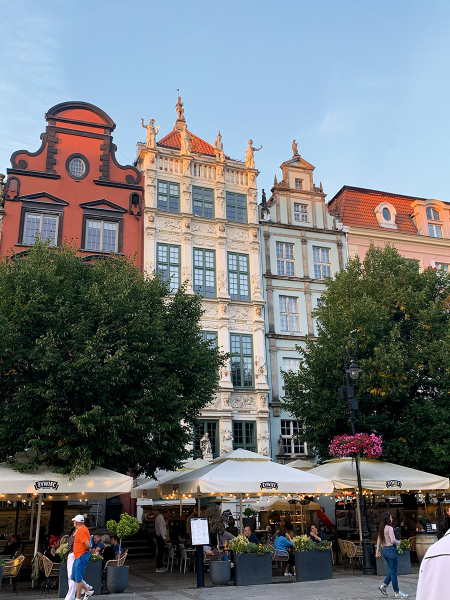Die pittoreske Danziger Innenstadt besticht mit hübschen Fassaden und einer lebendigen Gastro-Szene.