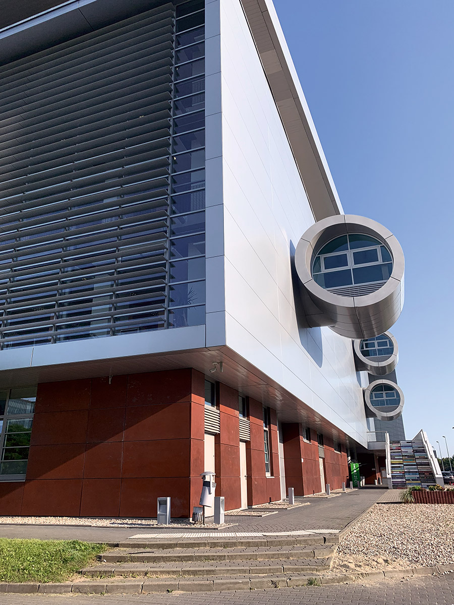 Moderne Architektur und Weitläufigkeit prägen den Campus der Danziger Universität.