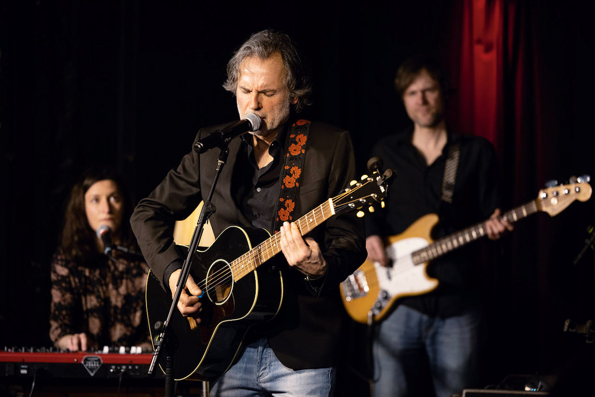 Liedermacher Tom Haydn, hier mit Band in der Fürther Kofferfabrik