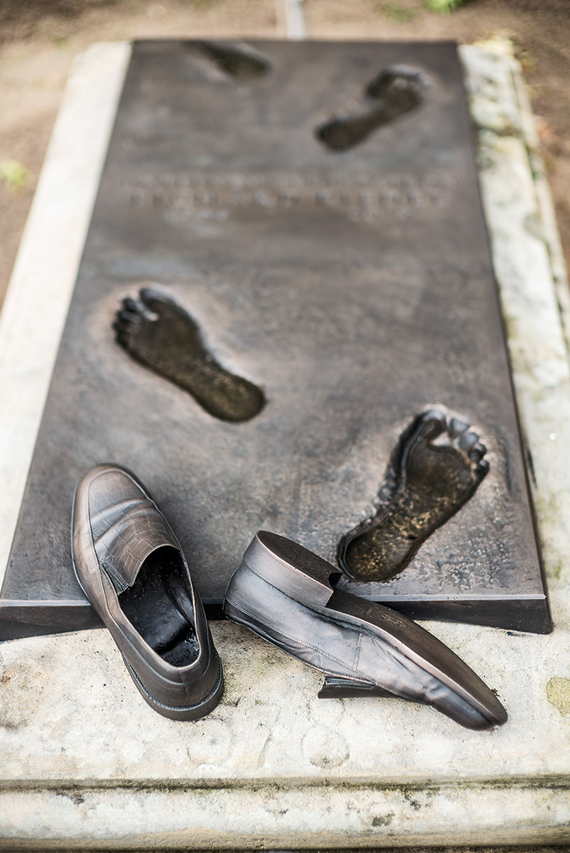 Dieses Epitaph für einen Schuhorthopäden erstreckt sich über das ganze Grab. Noch zu Lebzeiten hat es der inzwischen Verstorbene bei Tom Haydn geordert.