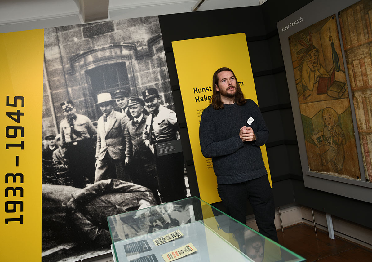 Andreas Thum, in der Abteilung zur Kunst unter dem Hakenkreuz.