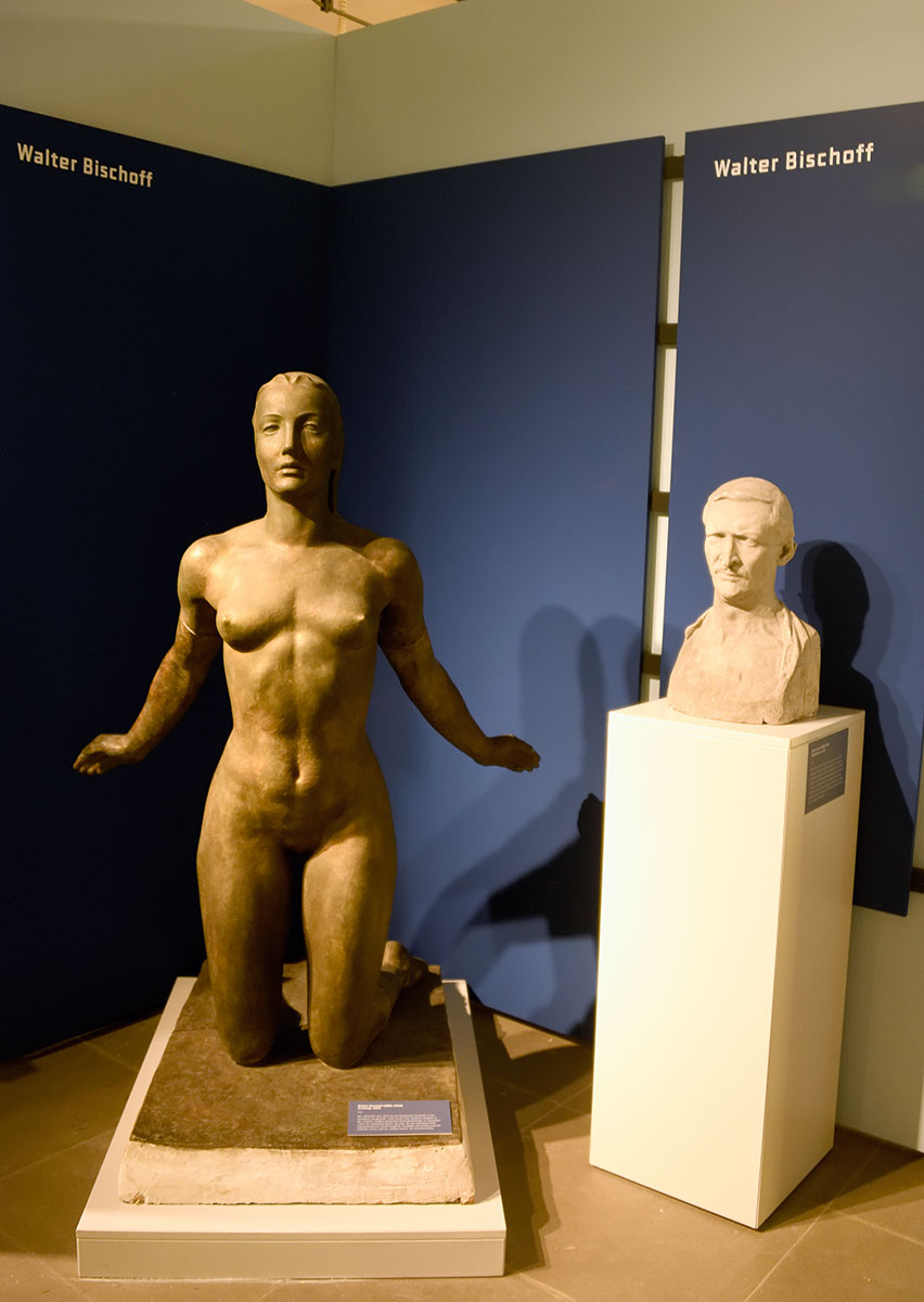Zwei Arbeiten des Erlanger Bildhauers Walter Bischoff. Das Selbstbildnis aus dem Jahre 1912 und „Die Kniende“ aus dem Jahre 1929.